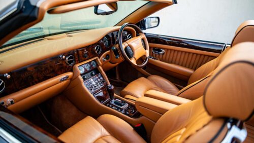 Bentley Azure : intérieur, moteur et particularités
